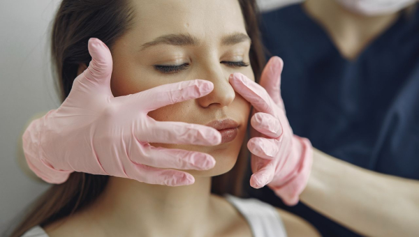 Rhinoplastie : comprendre la chirurgie du nez, ses techniques et ses suites
